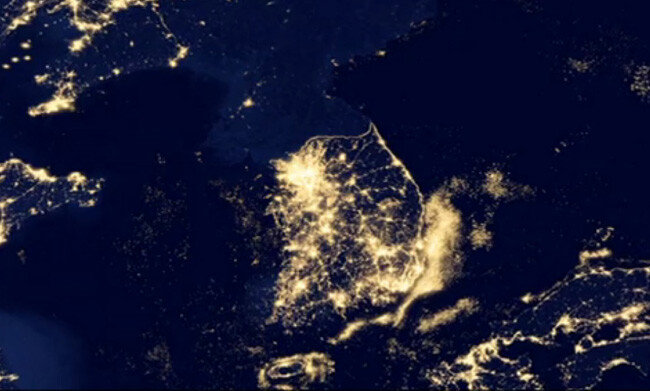 NASA가 촬영한 한반도와 그 주변 지역 위성사진. 불빛이 찬란한 한국과 달리 북한은 불빛이 거의 보이지 않아 캄캄하다. [뉴시스]