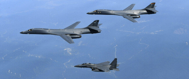 미국 공군의 초음속 전략폭격기 B-1B 2대가 2017년 6월 20일 한국 상공에서 한국 공군 F-15K 전투기와 함께 훈련하고 있다. [동아DB]