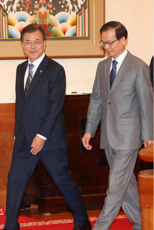문재인 대통령(왼쪽)과 허익범 특별검사가 6월 8일 청와대에서 환담장으로 이동하고 있다. [동아DB]