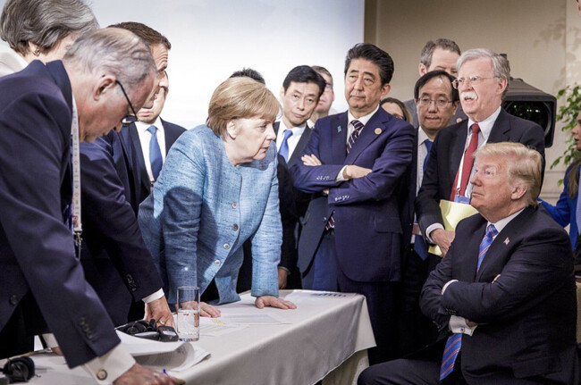 G7 정상과 관료들이 6월 9일(현지시간) 캐나다 퀘벡 라말베에서 열린 G7 정상회의에서 대화하고 있다. 독일 정부가 공개한 이 사진은 회의 당시 도널드 트럼프 미국 대통령(맨 오른쪽 하단)과 다른 정상들 간 불편한 분위기를 고스란히 보여준다. [AP/뉴시스]