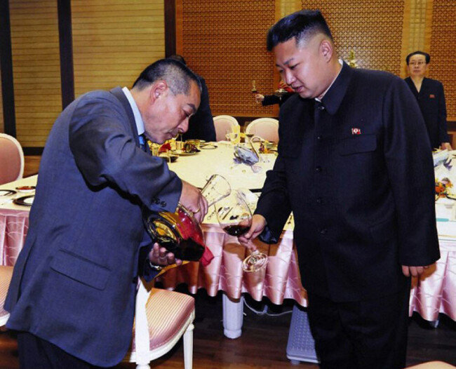 김정일의 전 요리사 후지모토 겐지가 2012년 7월 김정은에게 와인을 따르고 있다.