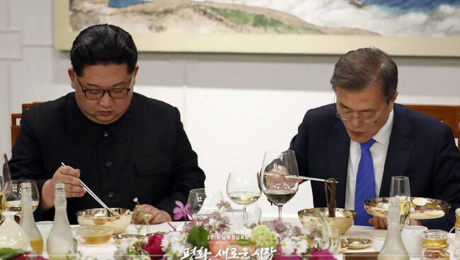김정은 위원장이 4월 27일 남북 정상회담에서 진지한 표정으로 냉면을 들고 있다. [동아DB]