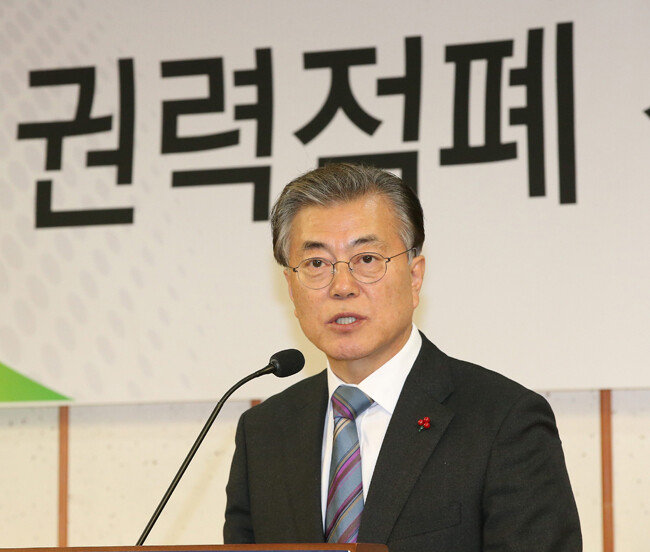 문재인 대통령은 취임 전부터 “낙하산 인사는 적폐”라며 근절을 약속했지만 문재인 캠프 출신, 더불어민주당 출신들이 협회 등 민간 영역까지 자리를 차지하고 있다. [동아DB]