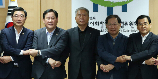 2015년 9월 노사정 합의안을 발표하고 있다. 맨 오른쪽이 김대환 당시 노사정위원장. [동아DB]