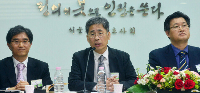 신평 교수(가운데)가 2013년 4월 서울 서초구 변호사회관에서 열린 ‘법조인 선발·양성제도 개선에 관한 심포지엄’에서 발언하고 있다. [뉴시스]