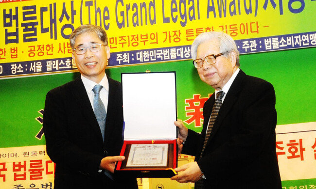 신평 교수는 2018년 시민단체 법률소비자연맹에서 제정한 대한민국법률대상을 수상했다. 신 교수의 대학 시절 은사인 김철수 서울대 명예교수(오른쪽)가 시상하고 있다. 
