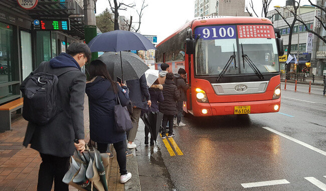 3월 5일 오전 인천시청앞에서 시민들이 서울행 광역버스에 승차하기 위해 줄지어 서 있다. [김영국 채녈A 스마트리포터]