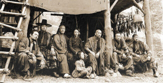영화 ‘군도: 민란의 시대’는 조선 철종 13년을 배경으로 삼았다. 조선은 망국으로 가는 열차에 올라탄 형국이었다.
