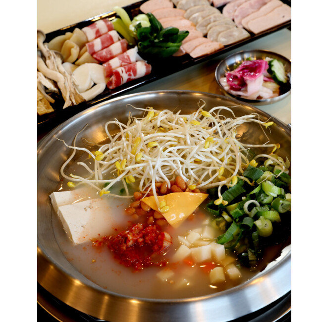 마이스터심슨부대찌개는 직접 만든 수제 소시지와 양념장, 육수로 고객 입맛을 사로잡았다. [김성남 기자]