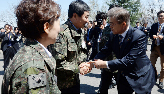 2017년 4월 26일 경기도 포천 육군승진과학화 훈련장에서 문재인 민주당 대통령후보(오른쪽)가 이종걸 공동선대위원장과 악수하고 있다. [동아DB]