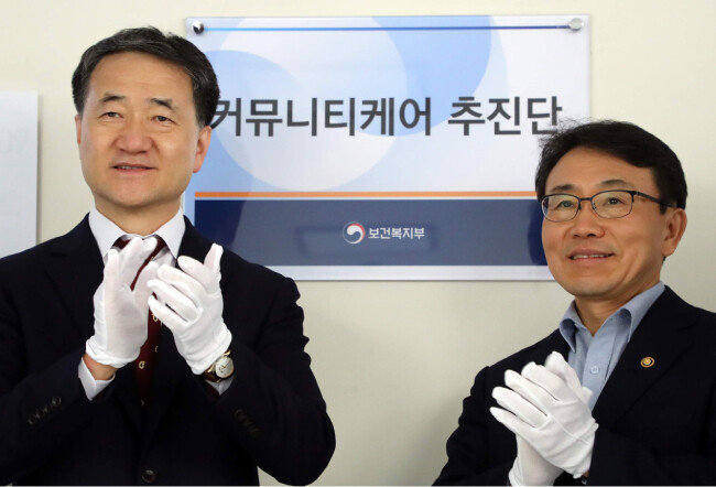 박능후 보건복지부 장관(왼쪽)이 3월 12일 정부세종청사 보건복지부에서 열린 커뮤니티케어추진단 현판식을 마친 뒤 권덕철 차관과 함께 박수를 치고 있다. [뉴스1]