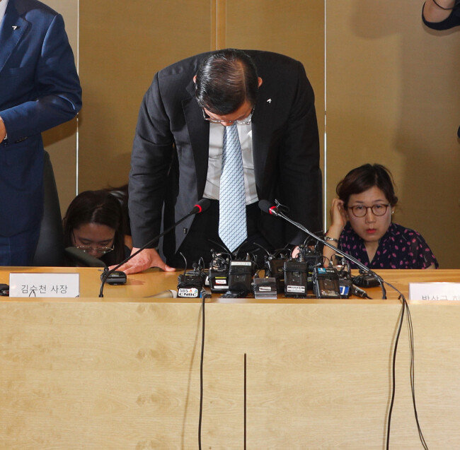 기내식 대란이 터진 지 사흘 만인 7월 4일 박삼구 금호아시아나 회장이 대국민 사과 기자회견을 하고 있다. [박해윤 기자]