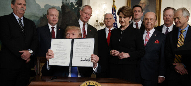 도널드 트럼프 미국 대통령이 6월 22일(현지 시간) 워싱턴 백악관에서 ‘중국의 경제 침략에 대한 행정명령’ 에 서명한 뒤 취재진을 향해 문서를 들어 보이고 있다. 이 행정명령에는 중국산 상품에 고율 관세를 부과한다는 내용이 담겼다. [뉴시스]