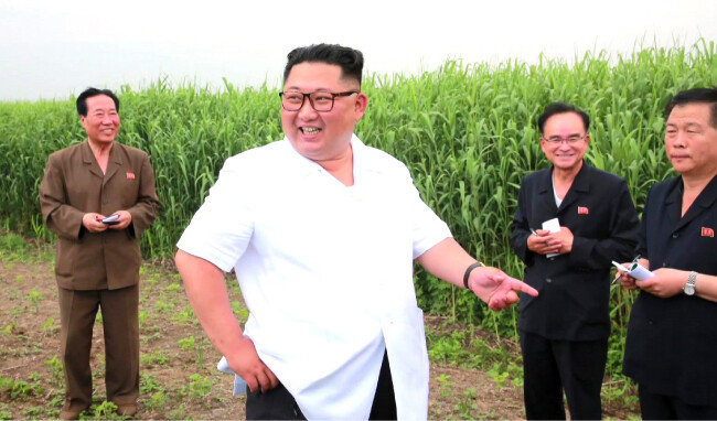 김정은 북한 국무위원장이 평안북도 신도군 갈대 종합농장을 시찰했다고 조선중앙TV가 6월 30일 보도했다. [조선중앙TV 캡처]