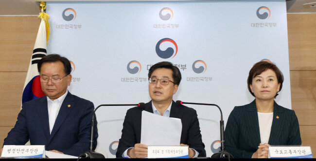7월 6일 김동연 경제부총리 겸 기획재정부 장관이 정부서울청사에서 기자회견을 열고 ‘종합부동산세 개편’ 방안을 밝히고 있다. 왼쪽부터 김부겸 행정안전부 장관, 김동연 경제부총리, 김현미 국토교통부 장관.  [뉴스1]