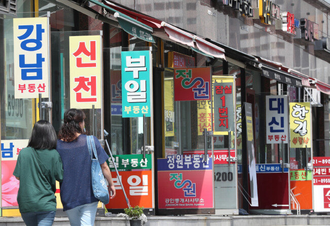 서울 송파구의 종합상가 내 공인중개사 사무소에 급매물 전단지가 붙어 있다. 정부의 이번 종부세 개편안은 고가 주택에 대한 과세표준 현실화가 이뤄지지 않았다는 비판을 받고 있다. [뉴스1]