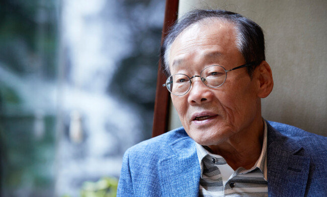 윤덕흥 전 부총리는 김상곤 교육부 장관이 취임 초 구상한 교육개혁을 추진하지 못하고 있는 걸 안타까워했다. [홍중식 기자]