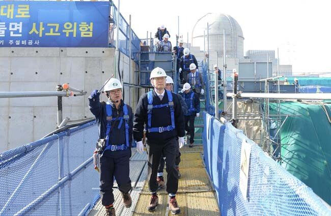 국회 과학기술정보방송통신위원회 소속 의원들이 울산시 울주군 서생면 소재 신고리 5·6호기 건설 현장을 둘러보고 있다. [뉴시스]