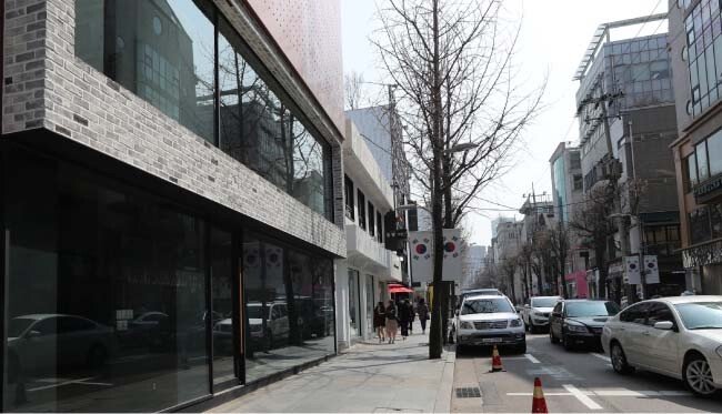 3월 상가임대료가 올라가면서 빈 점포가 늘어가고 있는 서울 강남 가로수길. [홍진환 동아일보 기자]