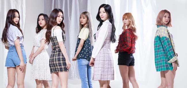 ‘록 메탈 여자 아이돌 그룹’ 콘셉트로 2017년 데뷔한 그룹 드림캐쳐. 첫 싱글 앨범 타이틀곡 ‘체이스 미(Chase Me)’ 뮤직비디오를 온라인에 공개하자 댓글이 1만4000개 이상 달렸는데 그중 95%가 해외 팬이 남긴 것이었다. 지금도 해외 팬의 사랑이 뜨겁다. 시연, 가현, 수아, 유현, 지유, 한동, 다미.(왼쪽부터)