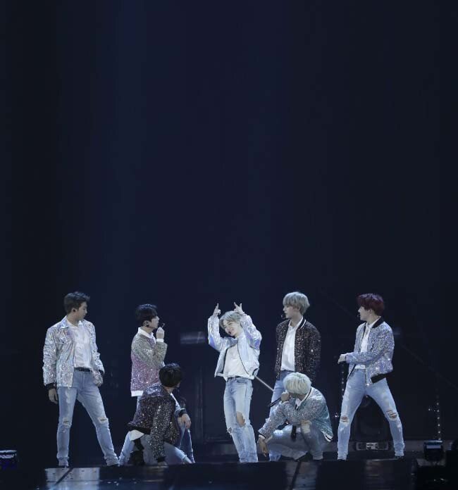월드투어 콘서트 중인 방탄소년단. [동아DB]