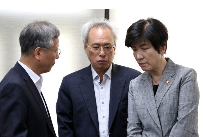 김영주 고용노동부 장관과 문성현 노사정위원장, 반장식 청와대 일자리수석(오른쪽부터)이 6월 15일 오전 서울 종로구 정부서울청사에서 열린 고용 관련 긴급 경제현안간담회에서 의견을 나누고 있다. [뉴시스]
