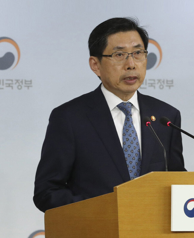 박상기 법무부 장관이 1월 11일 오전 정부과천청사에서 열린 기자 간담회에서 암호화폐 거래소 폐쇄를 위한 입법 추진 방침을 밝히고 있다 [동아DB]
