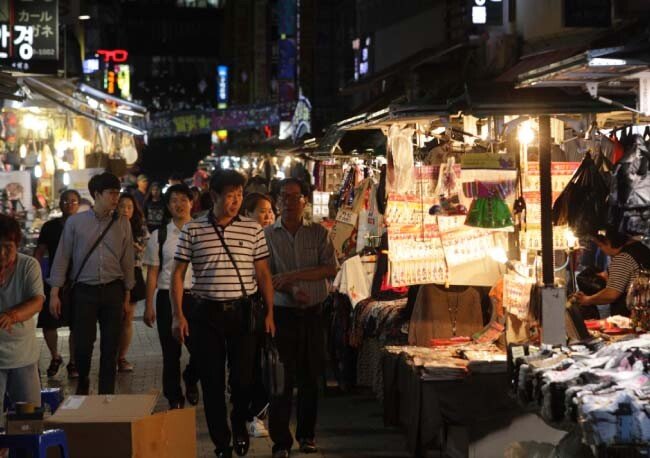 남대문시장의 밤은 낮이 질투할 만큼 사람들로 북적인다.