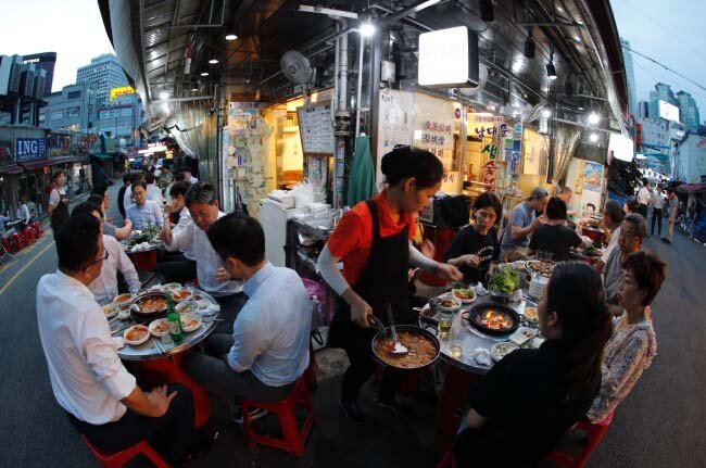 골목식당 바깥에서 피어오르는 숯불 위로 삶의 애환도 함께 피어오른다.
