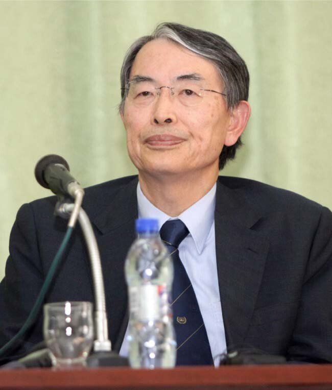 2012년 7월 2일 리비아 트리폴리 남서쪽에 있는 도시 진탄에서 내가 기자회견을 하고 있다. 이날 리비아에 억류된 ICC 직원 4명이 풀려났다. [신화=뉴시스]