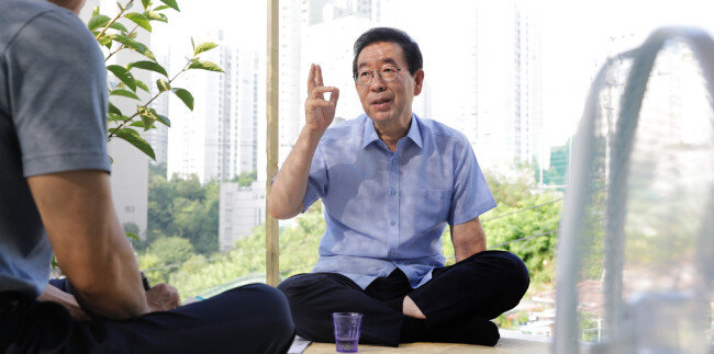 박원순 시장이 8월 8일 삼양동 옥탑방에서 강남북 균형발전 방안에 대해 얘기하고 있다. [박해윤 기자]