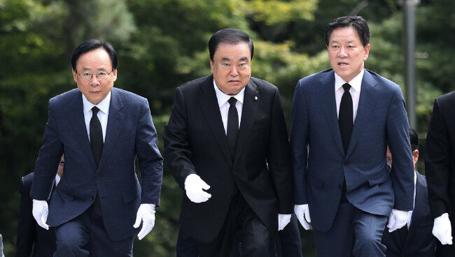 이주영 부의장(왼쪽)이 7월 24일 문희상 국회의장(가운데), 주승용 부의장과 함께 국립현충원을 참배하고 있다. 