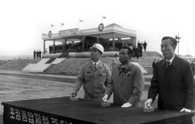 박정희 대통령은 차관 등을 통해 경제개발의 초석을 다졌다. 사진은 1970년 포항제철 착공식 모습.