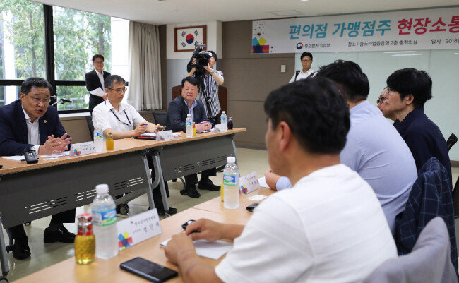 8월 3일 서울 영등포구 여의도 중소기업중앙회에서 열린 편의점 가맹점주 현장소통 간담회. [뉴스1]