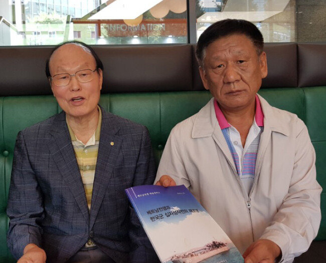장성수 십자성구출작전동지회 사무총장(오른쪽)과 회원 지혁 씨.