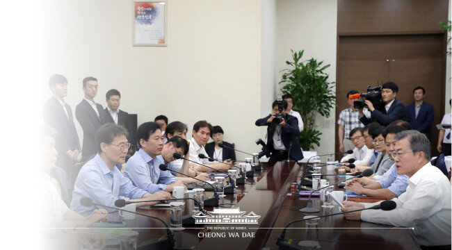 문재인 대통령이 8월 6일 청와대 여민관에서 열린 수석·보좌관 회의를 주재하고 있다. [사진=청와대]