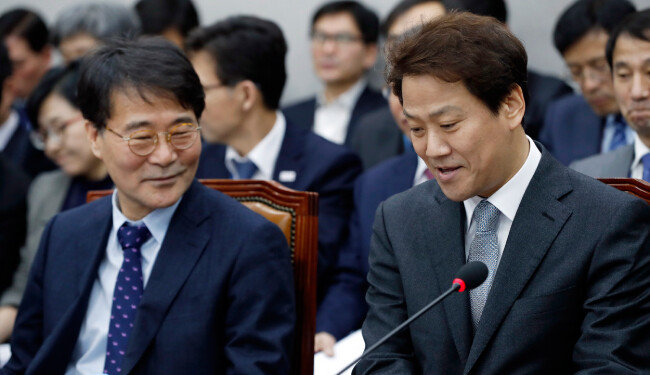 임종석 대통령비서실장(오른쪽)과 장하성 정책실장이 2월 21일 오전 서울 여의도 국회에서 열린 운영위원회 전체회의에서 대화하고 있다. [뉴스1]