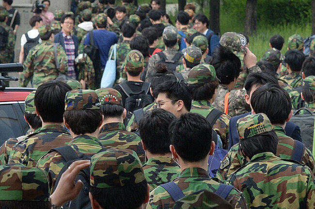 서울 시내 한 훈련장에서 훈련을 마치고 퇴소하는 예비군들. [동아DB]