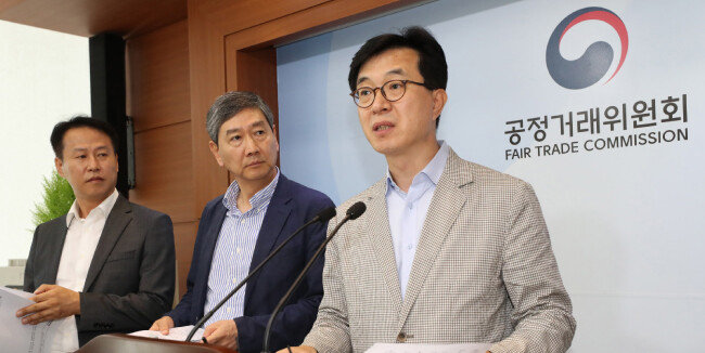 공정거래법 전면개편 특별위원회가 총수 일가의 경영권을 제한하는 방향으로 법을 개편하라고 권고했다. 특위의 이봉의 경쟁법제 분과위원장, 유진수 위원장, 이황 절차법제분과위원장(왼쪽부터)이 7월 27일 정부세종청사에서 권고안에 대한 사전브리핑을 하고 있다. [뉴시스 ]