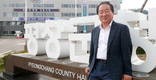 평창 토박이인 한왕기 군수는 10년 동안 관내 8개면 중 4개 면장을 지내며 민생현장을 훑었다. [김형우 기자]