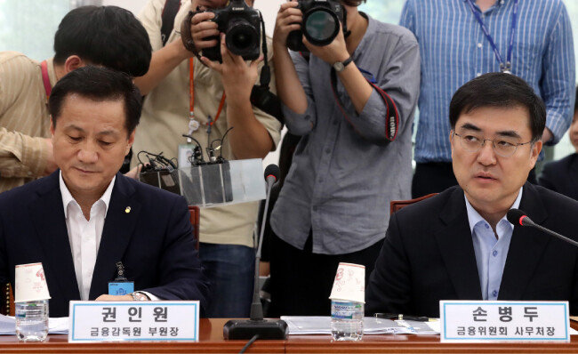 7월 2일 오후 서울 영등포구 여의도 국회에서 진행된 바른미래당 원내대표 주최 긴급관계부처 현안보고 ‘은행 금리조작 의혹 점검 및 금융소비자보호 대책회의’에서 손병두 금융위원회 사무처장이 발언하고 있다. [뉴시스]