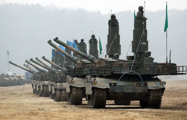 2017년 11월 21일 경기 여주시 언양리 도하훈련장에서 육군 제20기계화보병사단이 실시한 잠수도하훈련에서 K2 전차가 강을 건너고 있다.