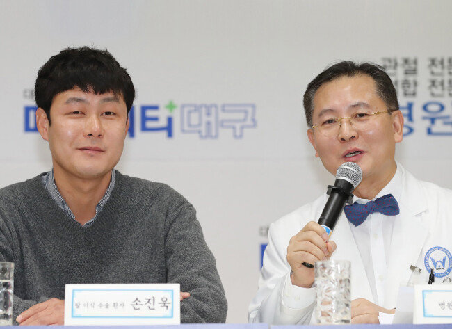 팔이식 수술 1주년인 2월 2일 우상현 원장(오른쪽)이 손진욱 씨의 수술 경과를 설명하고 있다. [뉴스1]