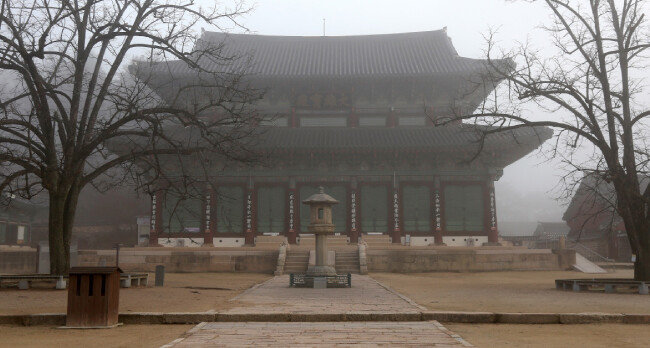충북 보은 법주사는 국립공원 속리산 자락에 있다. 법주사 대웅보전은 무량사 극락전, 화엄사 각황전과 함께 우리나라 3대 불전(佛殿) 중 하나로, 보물 제915호로 지정돼 있다.