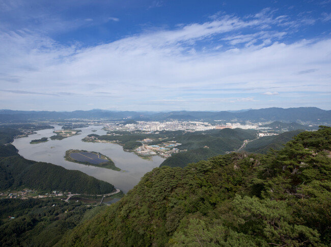 정상에서 내려다본 붕어섬과 춘천시내