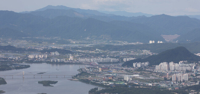 오른쪽 위로 멀리 소양강댐이 보인다.