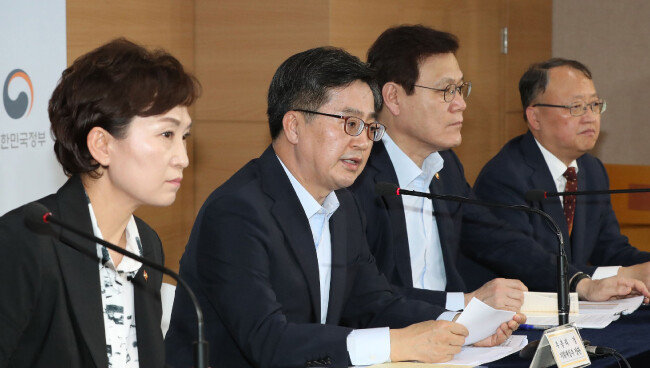 김동연 경제부총리 겸 기획재정부 장관(왼쪽에서 두 번째)은 9월 13일 정부서울청사에서 고강도 ‘주택시장 안정대책’을 내놓았다. 왼쪽부터 김현미 국토교통부 장관, 김 부총리, 최종구 금융위원장, 한승희 국세청장. [김재명 동아일보 기자]
