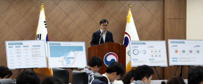 노석환 관세청 차장이 8월 10일 오후 정부대전청사에서 ‘북한산 석탄 등 위장 반입사건’에 대한 수사 결과를 발표하고 있다.