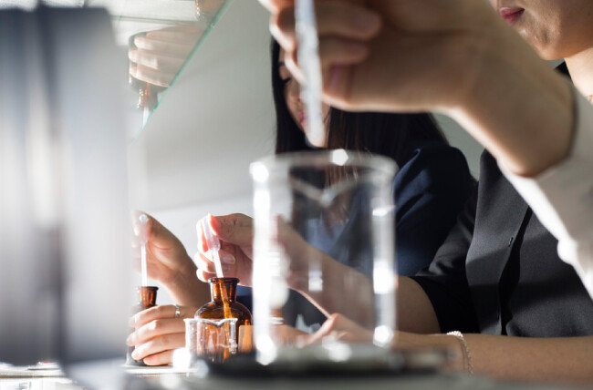 여러 악기가 한데 어우러져 멋진 화음을 만들어내듯 조향사는 각각의 향료를 치밀하게 배합해 최고의 향을 만들어낸다.