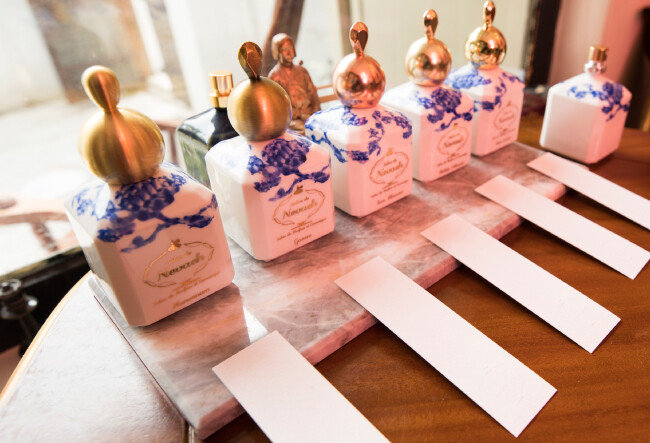 향수공방 ‘살롱드느바에’에 비치돼 있는 2017년산 향수. 프랑스 파리에서 론칭했으며 동양적인 은은한 향기가 매력적이다.